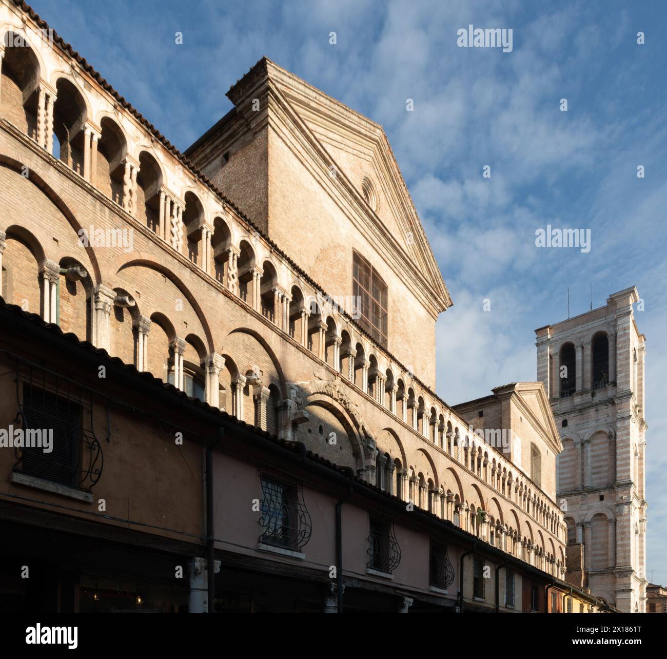 Mur sud avec galerie marchande (stands) de la cathédrale Saint-Georges. Ferrare, Émilie-Romagne, Italie Banque D'Images