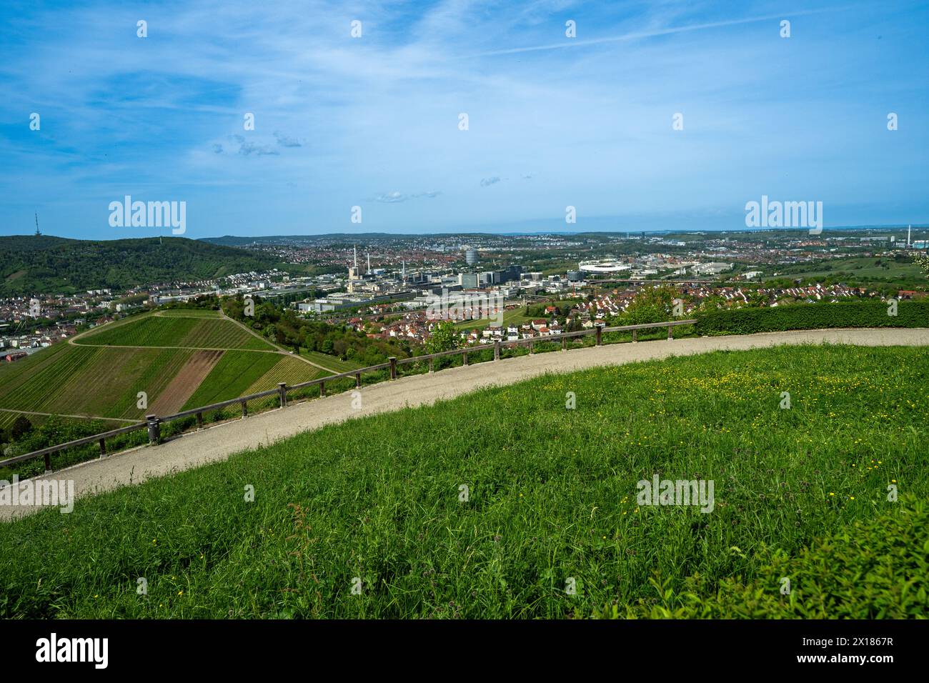 La chapelle funéraire de la Württemberg à Stuttgart-Rotenberg offre une vue pittoresque sur la vallée du Neckar et Stuttgart. Baden-Wuertemberg, allemand Banque D'Images