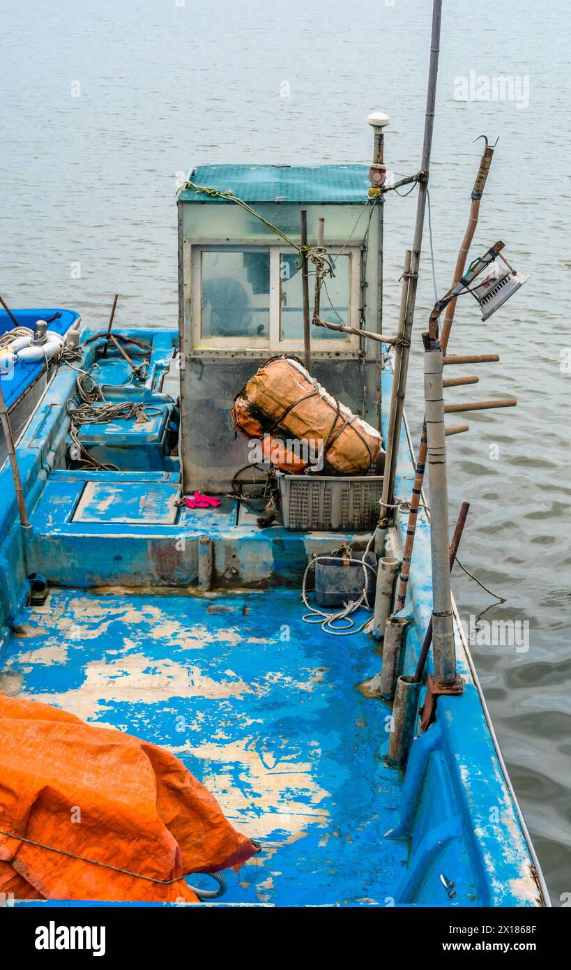 Gros plan de la cabine d'un bateau avec des engins de pêche, mettant en évidence l'usure et la décomposition, en Corée du Sud Banque D'Images