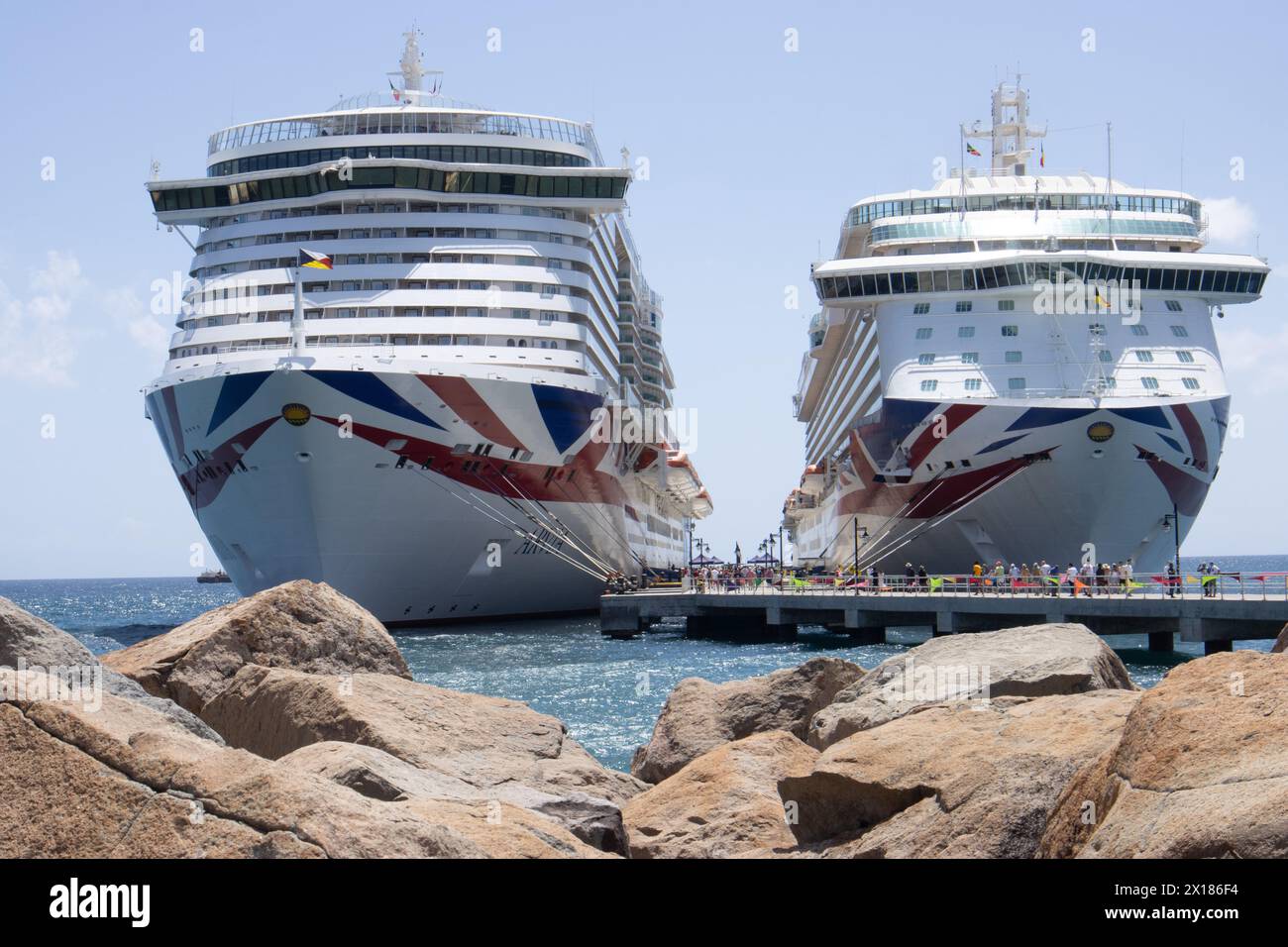 P&O Cruise Liners Arvia et Britannia amarré à des Kitts, Caraïbes Banque D'Images