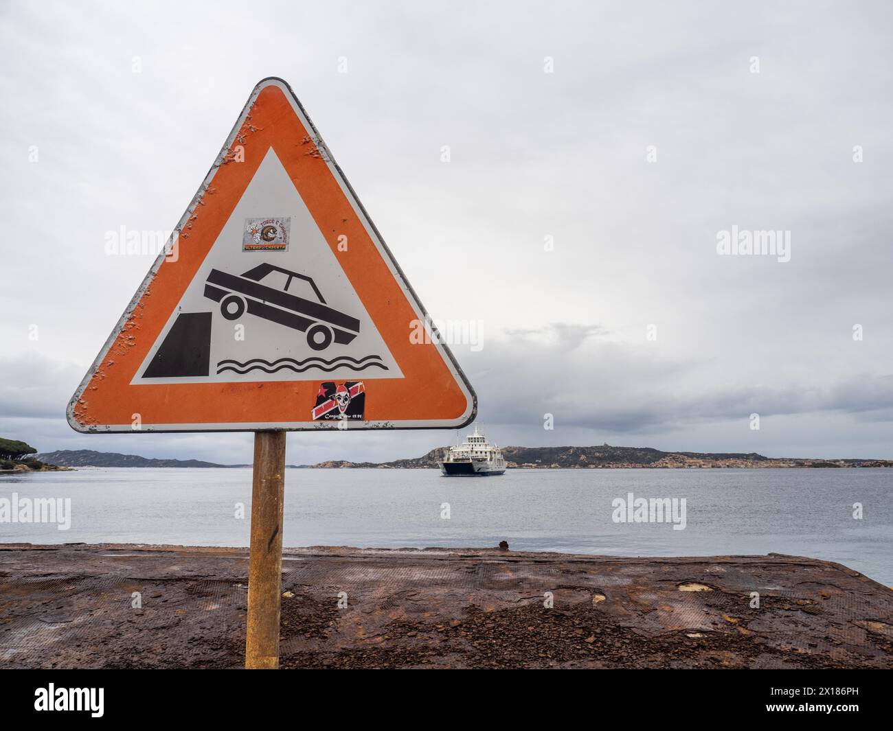 Panneau de signalisation, danger dans la zone portuaire, derrière le ferry, Palau, Sardaigne, Italie Banque D'Images