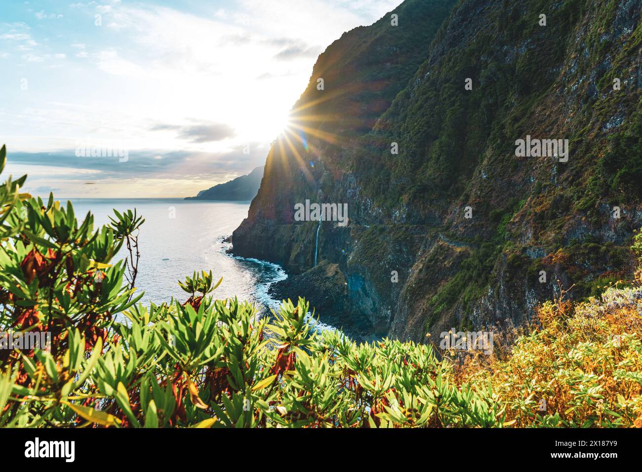 Description : cascade se jetant dans la mer dans une atmosphère matinale pittoresque. ViewPoint Véu da Noiva, Île de Madère, Portugal, Europe. Banque D'Images