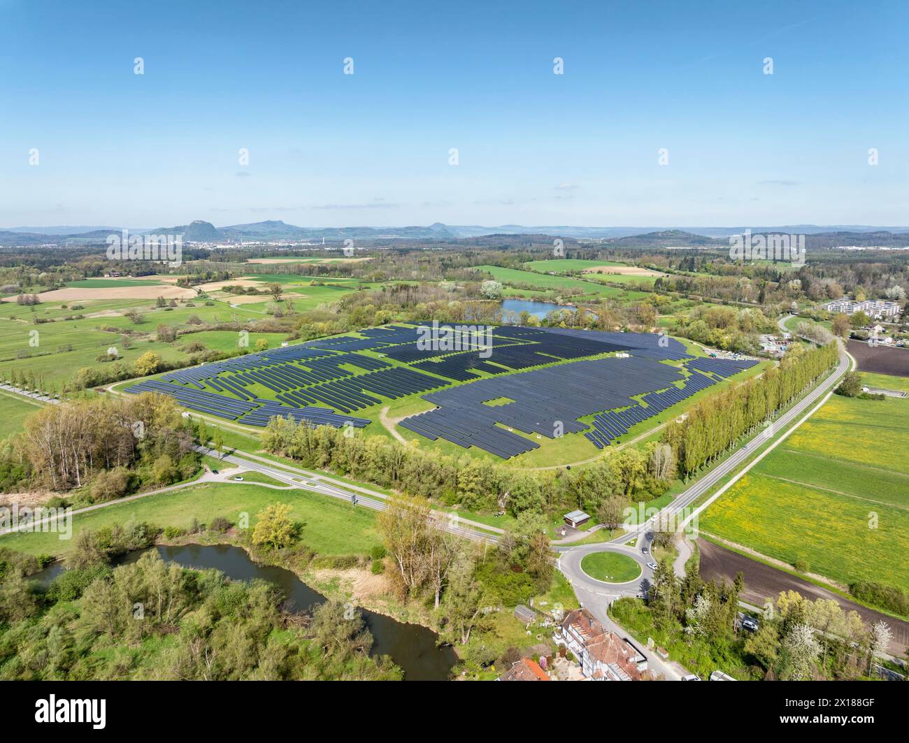 Photo aérienne, modules solaires, parc solaire, photovoltaïque, production d'électricité à partir de l'énergie solaire sur un ancien site d'enfouissement près de Radolfzell sur le lac Banque D'Images