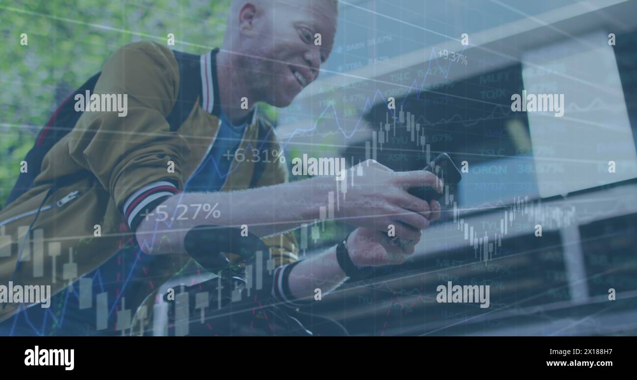 Image du traitement des données financières sur l'homme à l'aide d'un smartphone Banque D'Images