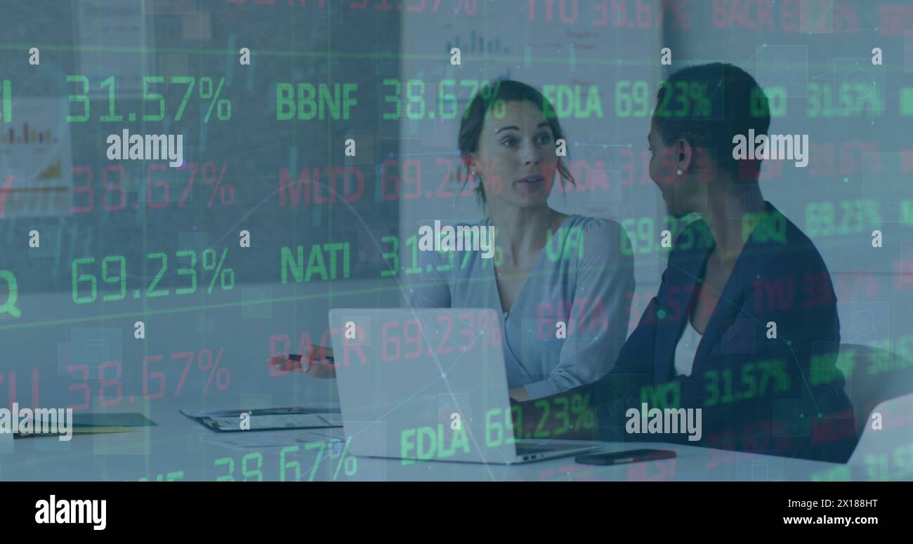 Image des statistiques et du traitement des données financières sur diverses femmes d'affaires en poste Banque D'Images