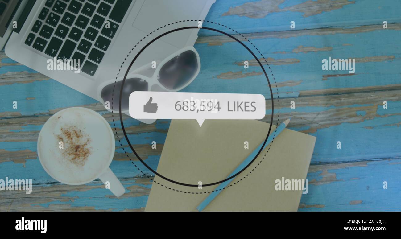Image de l'icône Like avec des nombres croissants sur la tasse à café, journal, ordinateur portable sur la surface en bois Banque D'Images