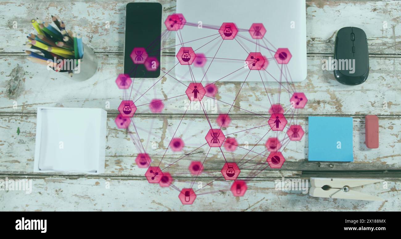 Image du globe d'icônes numériques contre gros plan de l'équipement sur la surface en bois Banque D'Images