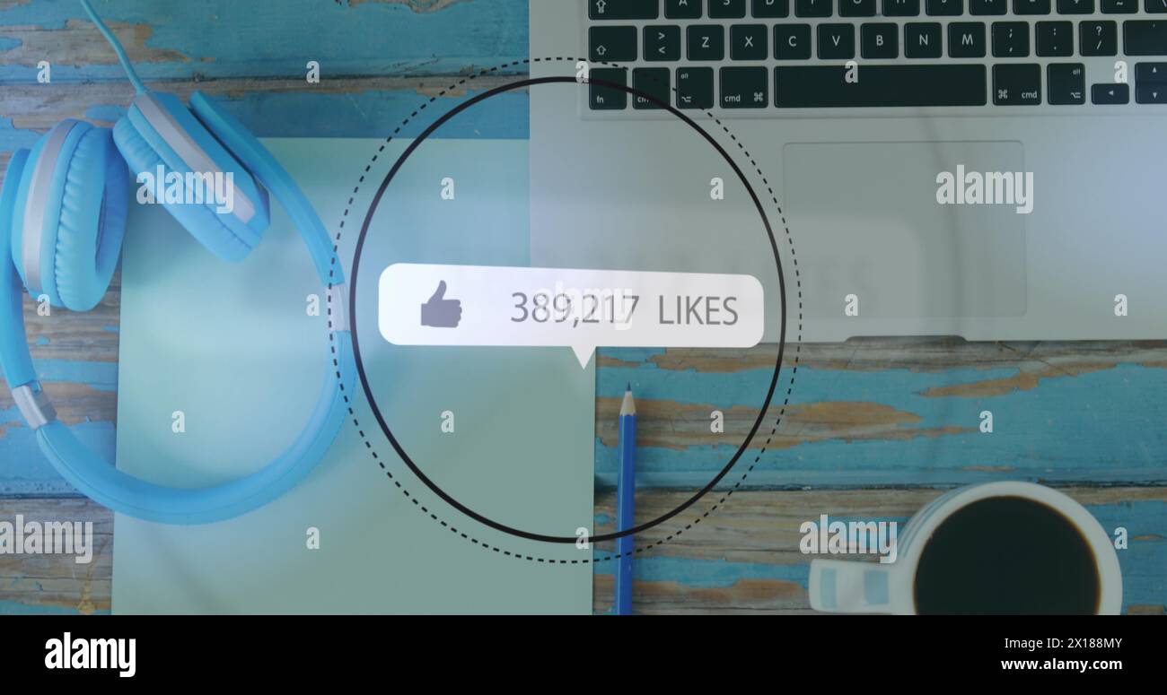 Image du traitement des données des médias sociaux au bureau avec des papiers et du café Banque D'Images