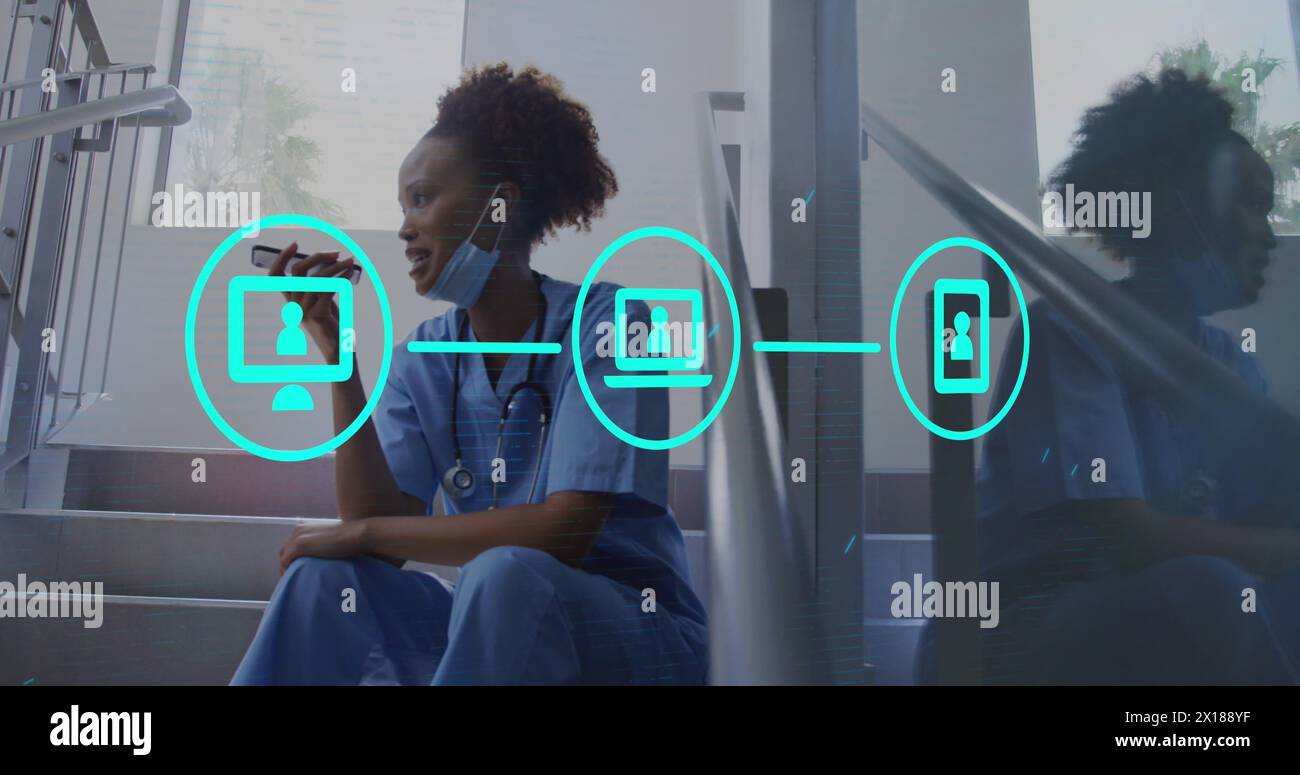 Image d'icônes de médias sur médecin afro-américain à l'aide d'un smartphone Banque D'Images