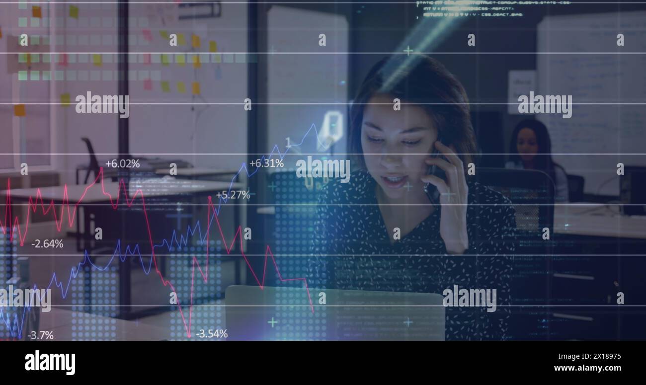 Image de codes binaires, graphiques, nombres, langage de programmation, femme asiatique parlant sur téléphone portable Banque D'Images