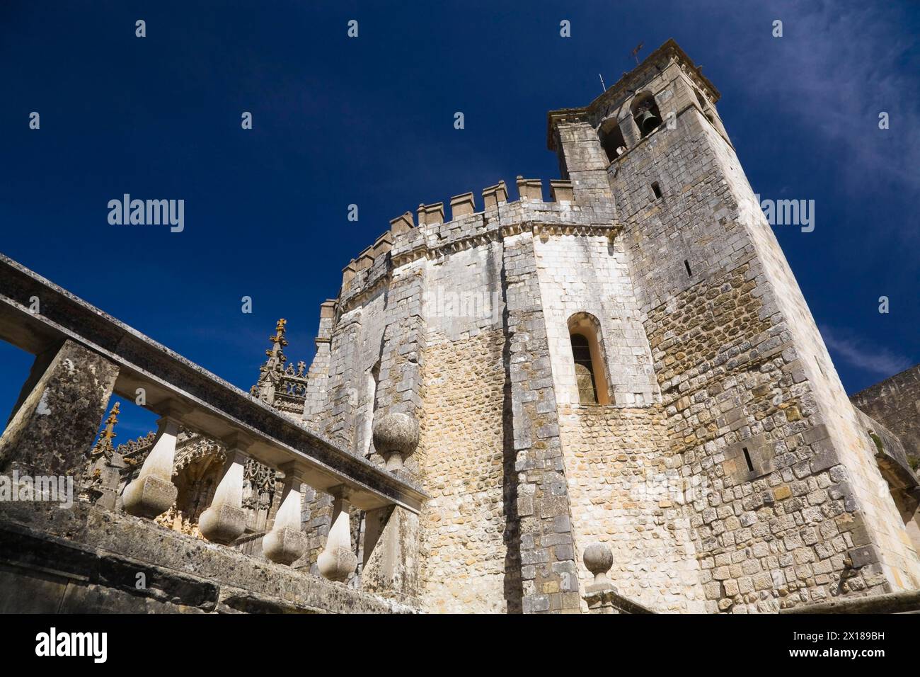 Structure fortifiée avec clocher, parapets et remparts, le couvent du Christ, Tomar, Portugal Banque D'Images