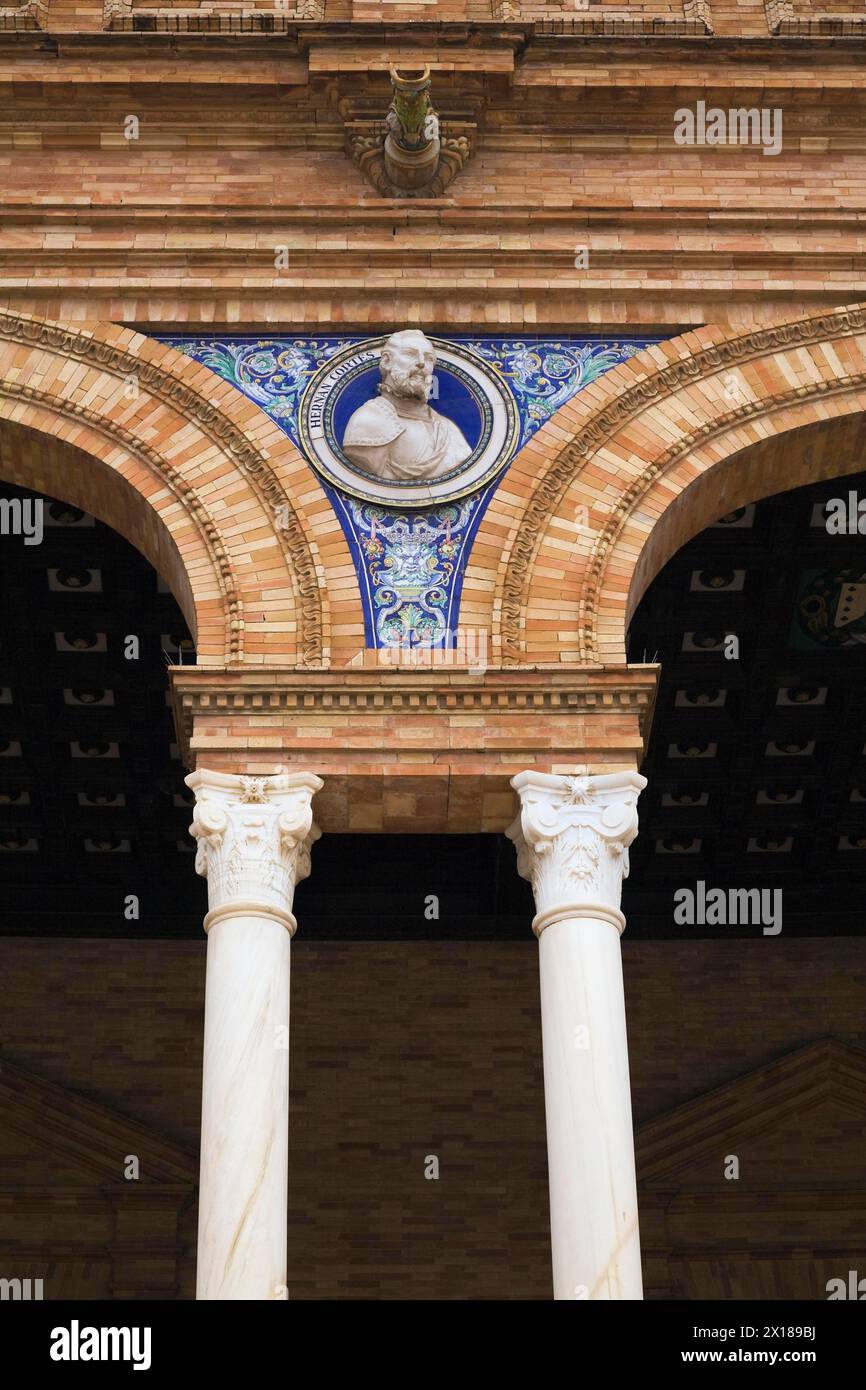 Buste de Hernan Cortes et carreaux de céramique peints sur brique voûtée et structure en pierre, Plaza de Espana, Maria Luisa Park, Séville, Espagne Banque D'Images