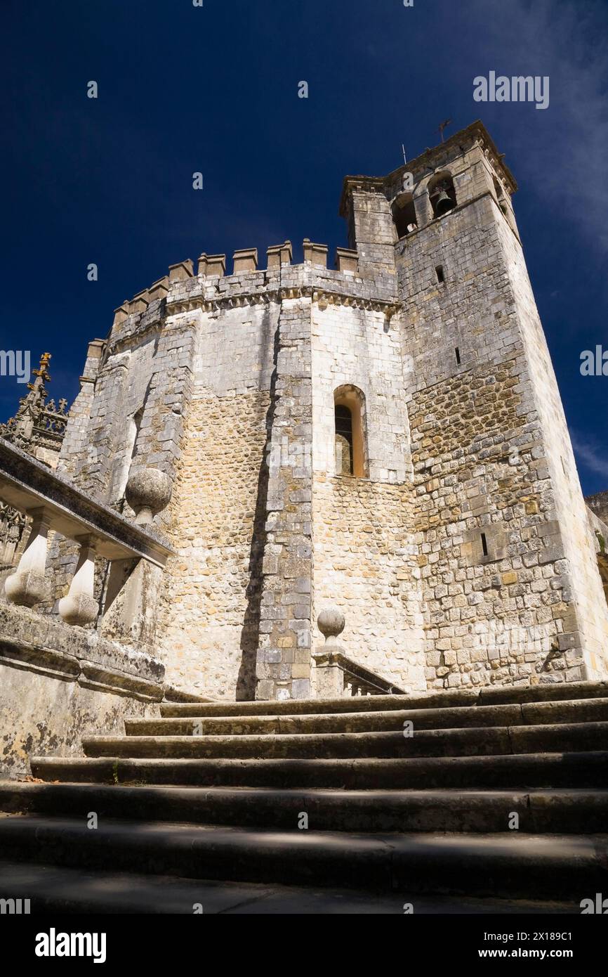 Structure fortifiée avec clocher, parapets et remparts, le couvent du Christ, Tomar, Portugal Banque D'Images