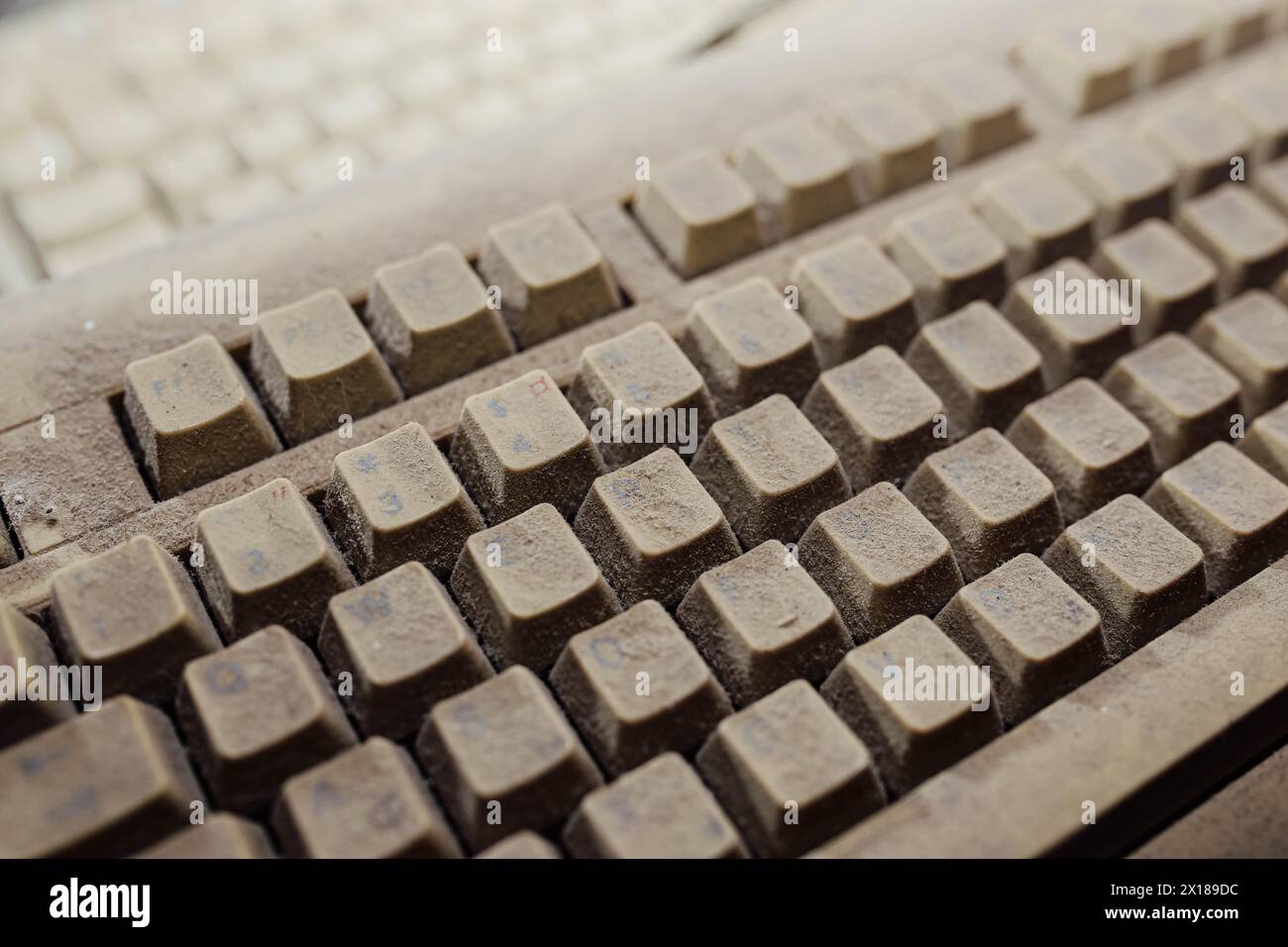 Vieux clavier mécanique d'ordinateur vintage en poussière, clavier d'ordinateur des années 1980 Banque D'Images