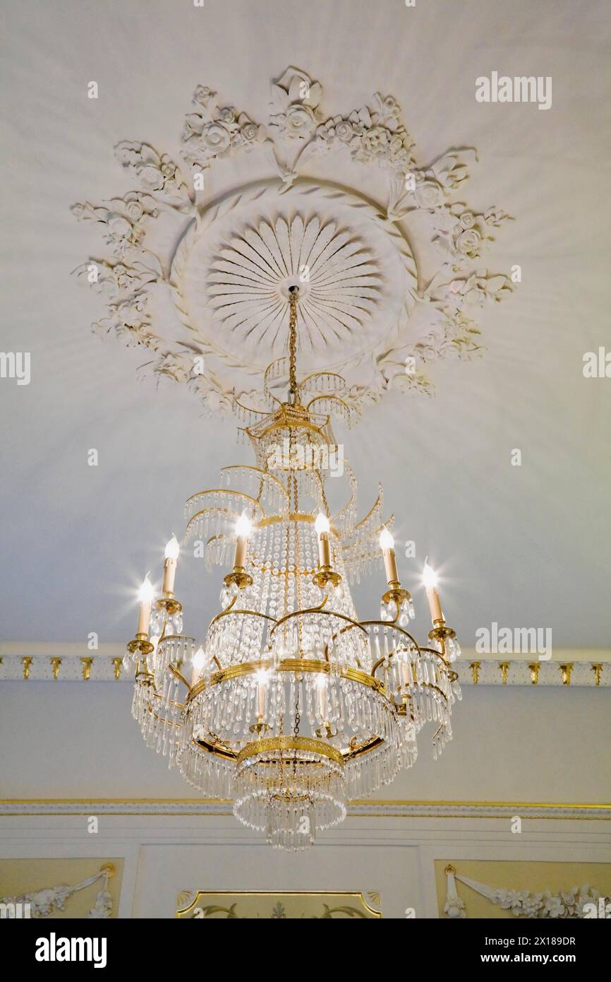 Lustre de style bougie allumé dans le bâtiment du Musée Frédéric Chopin, Varsovie, Pologne Banque D'Images