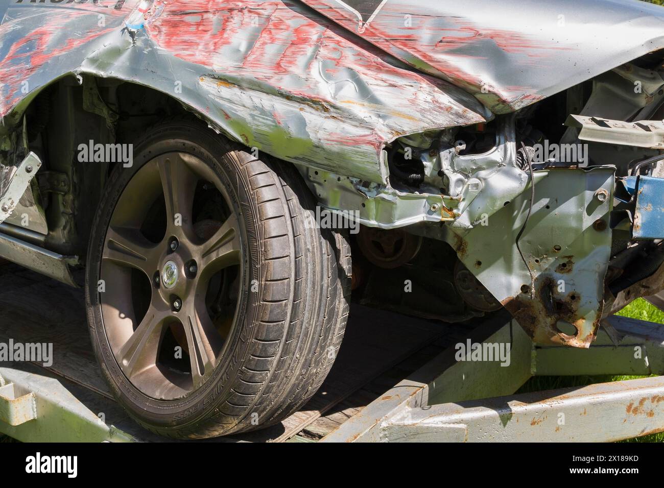 Aile avant et capot endommagés sur une voiture Nissan argentée, Québec, Canada Banque D'Images