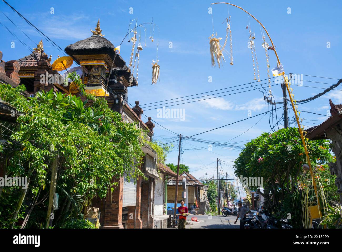 Bijoux ornés tissés à partir de feuilles de palmier sur des bâtons de bambou, dans une rue de village à Amed, Karangasem, nord-est de Bali, Indonésie Banque D'Images