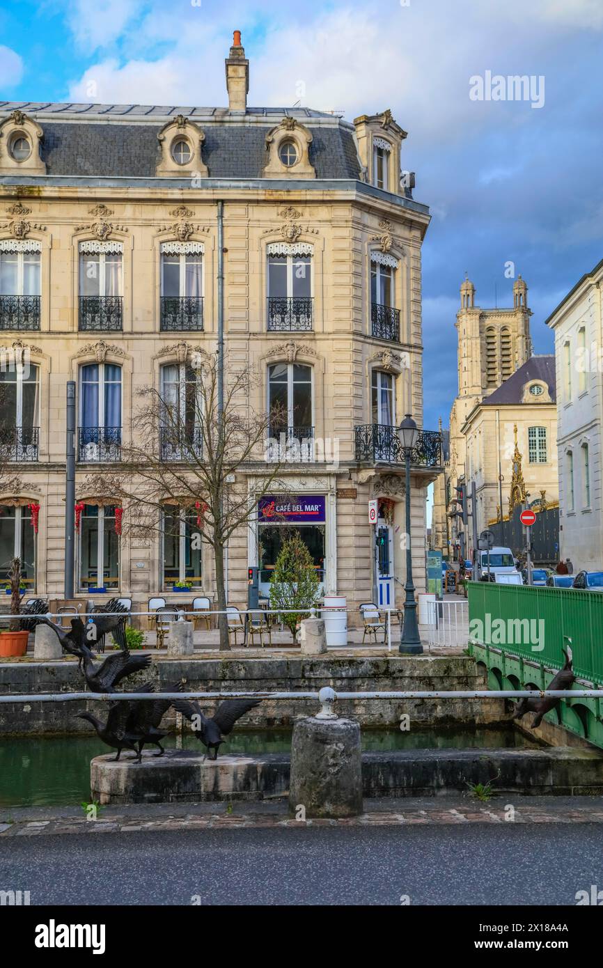 Canal du Trevois avec sculpture L'envol des grues, derrière la Cathédrale Saint-Pierre Saint-Paul, centre ville de Troyes, département de l'aube, Grand est Banque D'Images