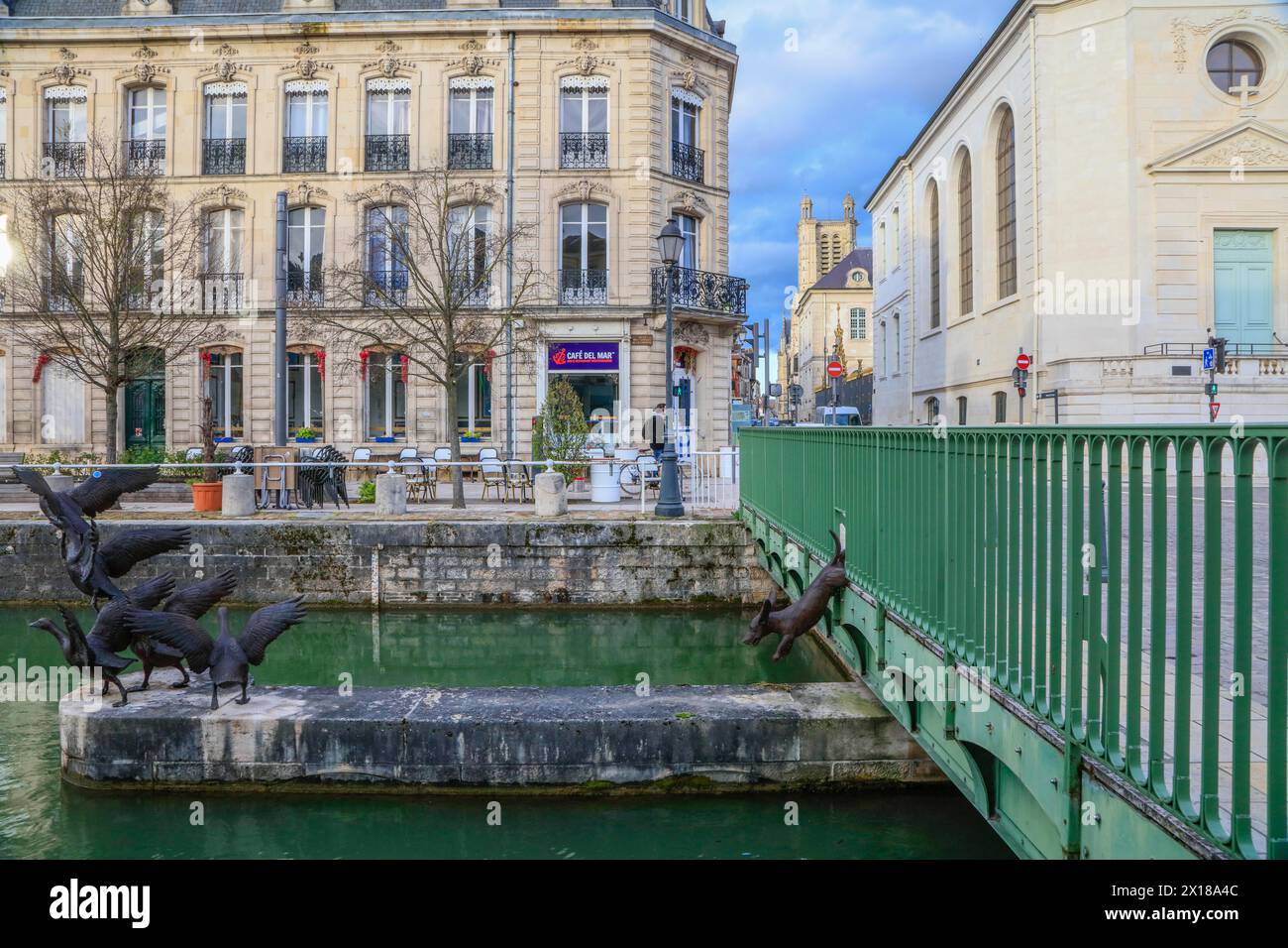 Canal du Trevois avec sculpture L'envol des grues, derrière la Cathédrale Saint-Pierre Saint-Paul, centre ville de Troyes, département de l'aube, Grand est Banque D'Images