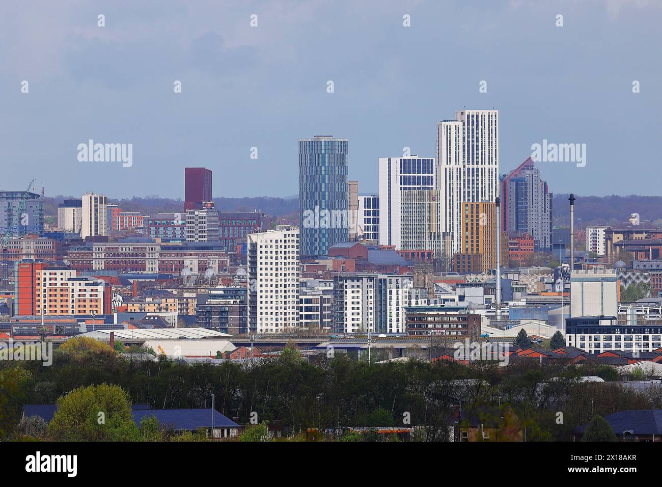 Une vue sur Leeds skyline et les bâtiments d'hébergement étudiant Arena Village dans le West Yorkshire, Royaume-Uni Banque D'Images