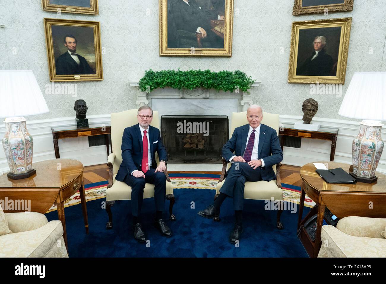 Washington, États-Unis. 15 avril 2024. Le président Joe Biden rencontre le premier ministre de la République tchèque Petr Fiala dans le bureau ovale de la Maison Blanche à Washington, DC le lundi 15 avril 2024. Photo de Bonnie Cash/Pool/ABACAPRESS.COM crédit : Abaca Press/Alamy Live News Banque D'Images