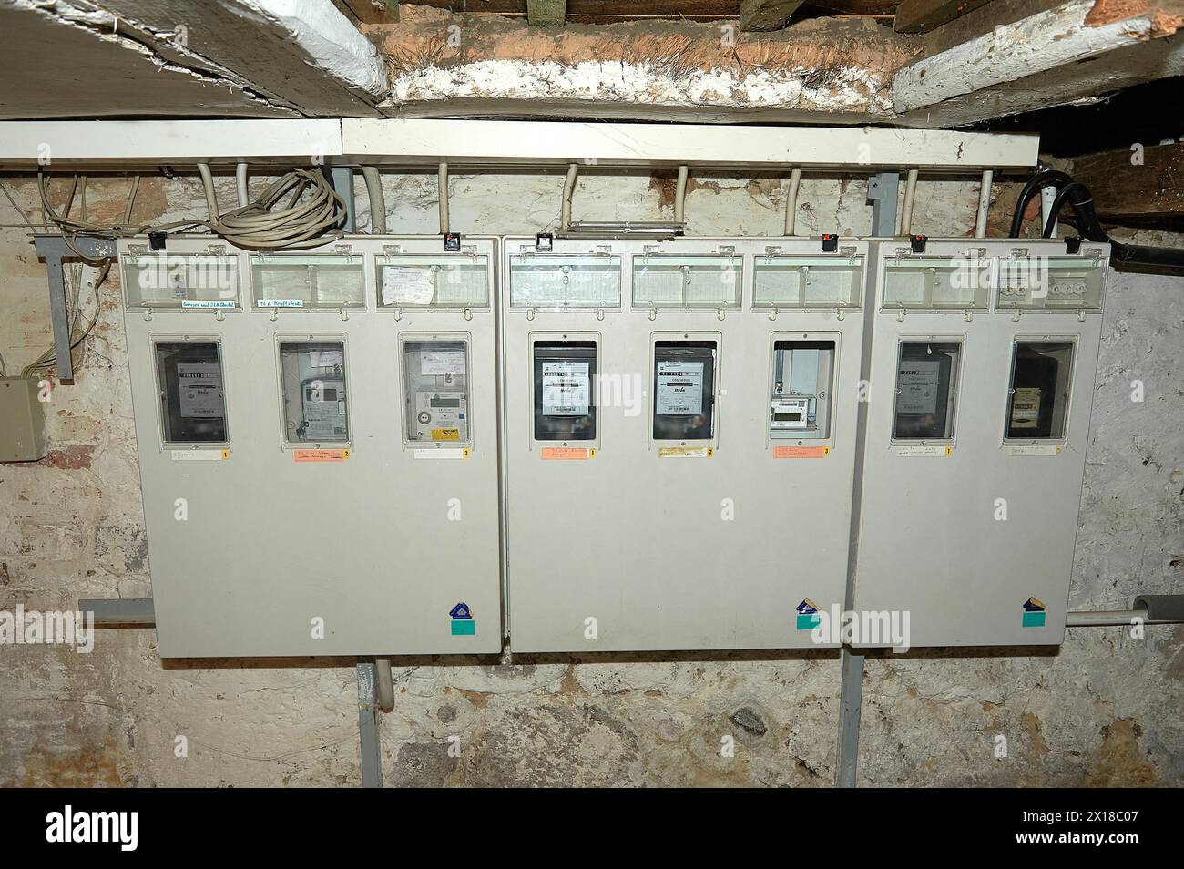 23.01.2023 immeuble d'appartements à 19249 Luebtheen, Mecklembourg-Poméranie occidentale, armoire avec compteurs électriques pour mesurer la consommation d'électricité Banque D'Images