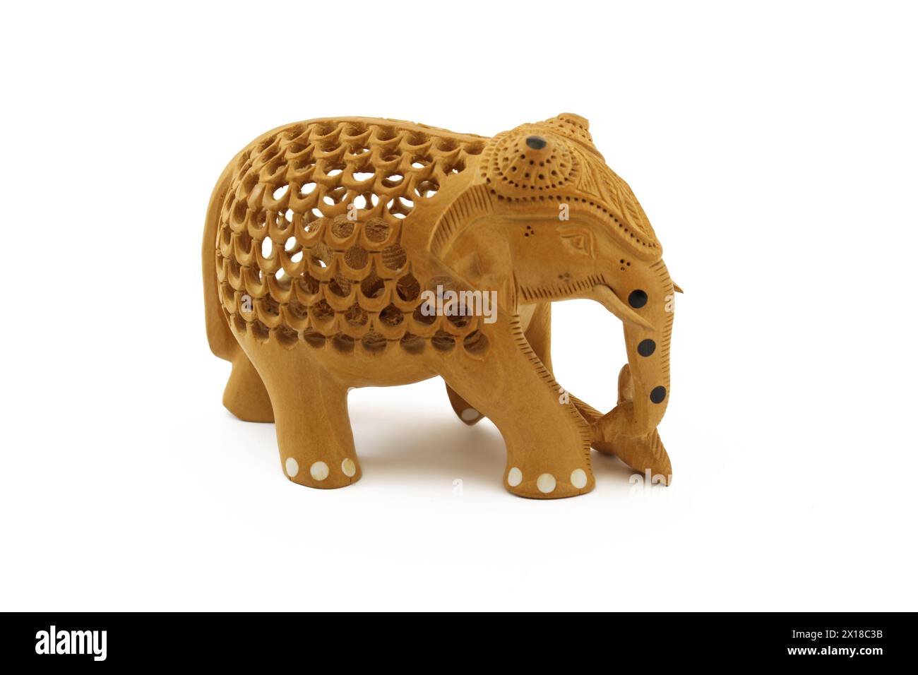 Souvenirs traditionnels indiens. Éléphant en bois isolé sur blanc. Un éléphant est à l'intérieur d'un autre éléphant. Banque D'Images