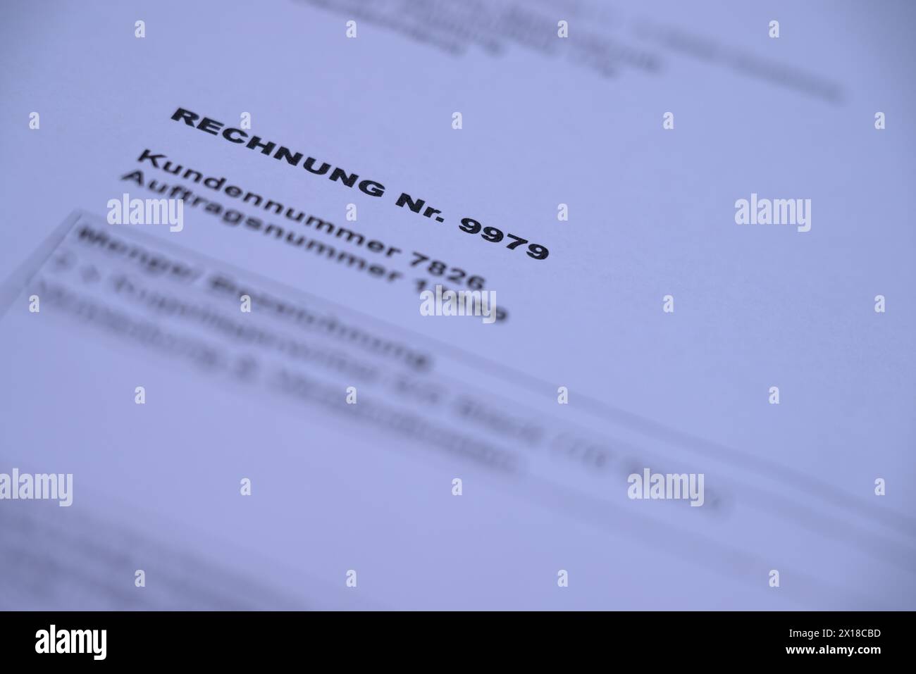 Gros plan d'une facture avec le lettrage facture n°. 9979, numéro de client et numéro de commande Banque D'Images