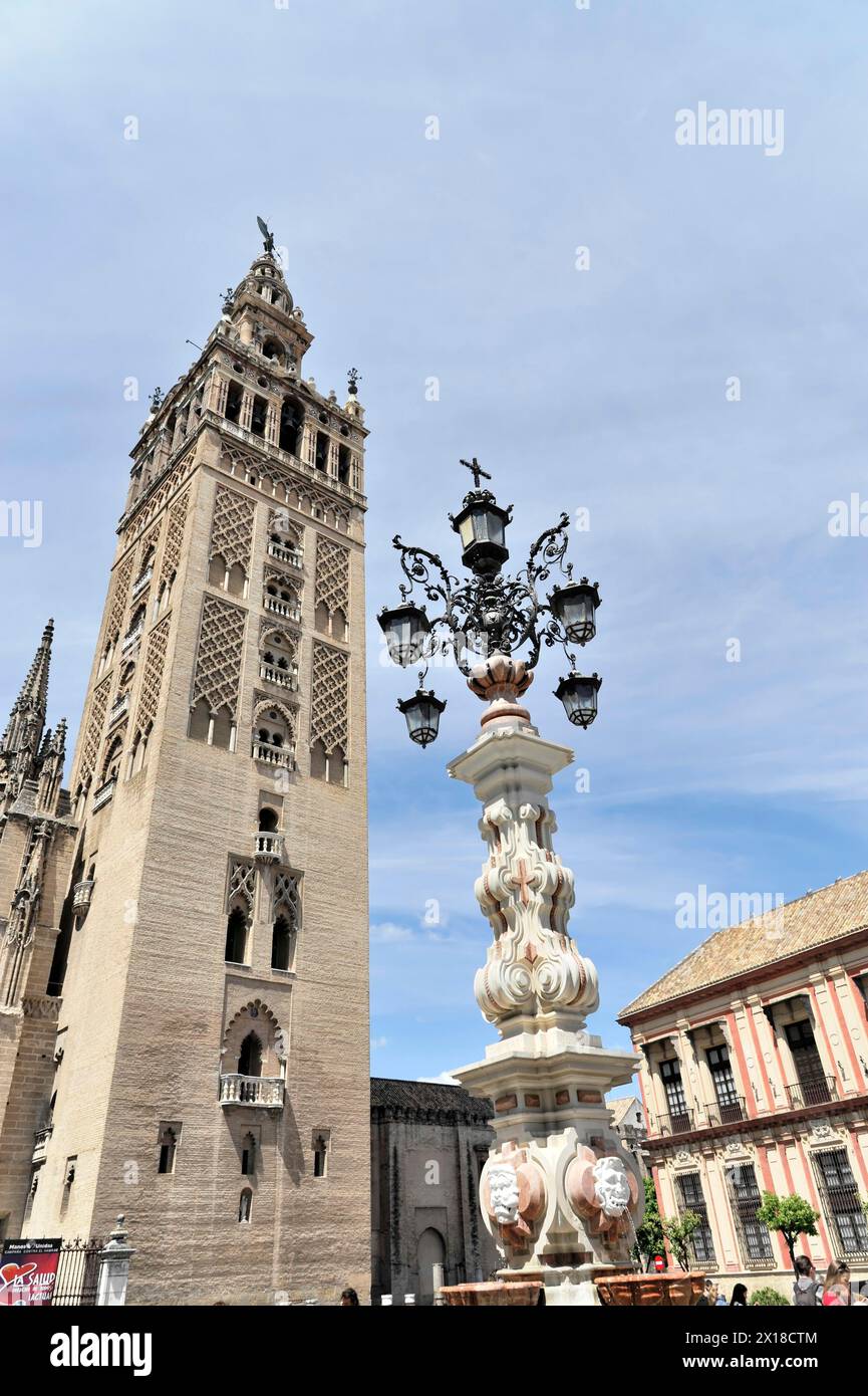 Séville, Tour historique avec un lampadaire accrocheur au premier plan, Séville, Andalousie, Sud de l'Espagne, Espagne Banque D'Images