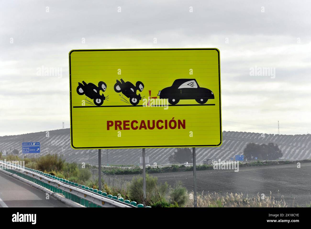 Près d'Arcos, panneau de signalisation jaune avertissement de renversement de voitures, Andalousie, Espagne Banque D'Images