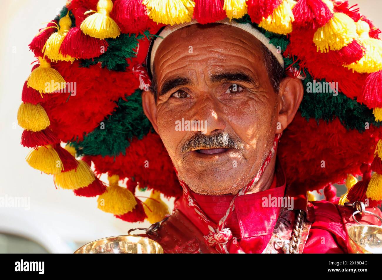 Meknès, porteur d'eau, portrait d'un homme en costume traditionnel saisissant avec une expression sérieuse sur son visage, Nord du Maroc Banque D'Images