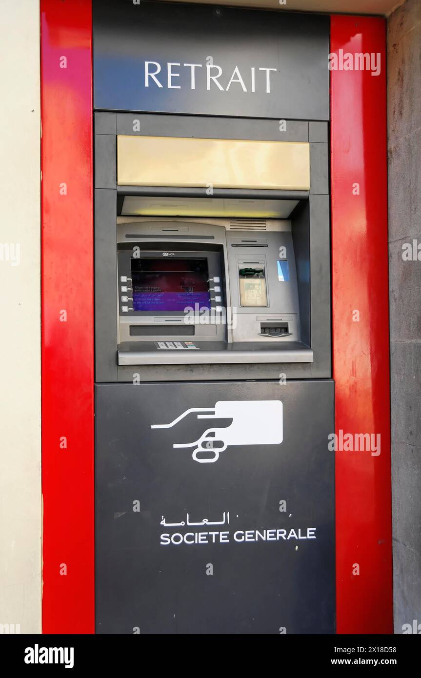 Fes, ATM de la Banque Société générale avec étiquetage en arabe et français, Nord Maroc, Maroc Banque D'Images