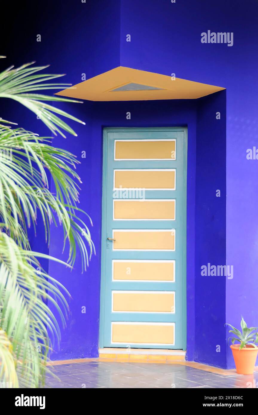 Porte moderne de couleur bleue avec des motifs géométriques sur un mur bleu vif, Marrakech, Maroc Banque D'Images Porte moderne de couleur bleue avec des motifs géométriques sur un mur bleu vif, Marrakech, Maroc Banque D'Images