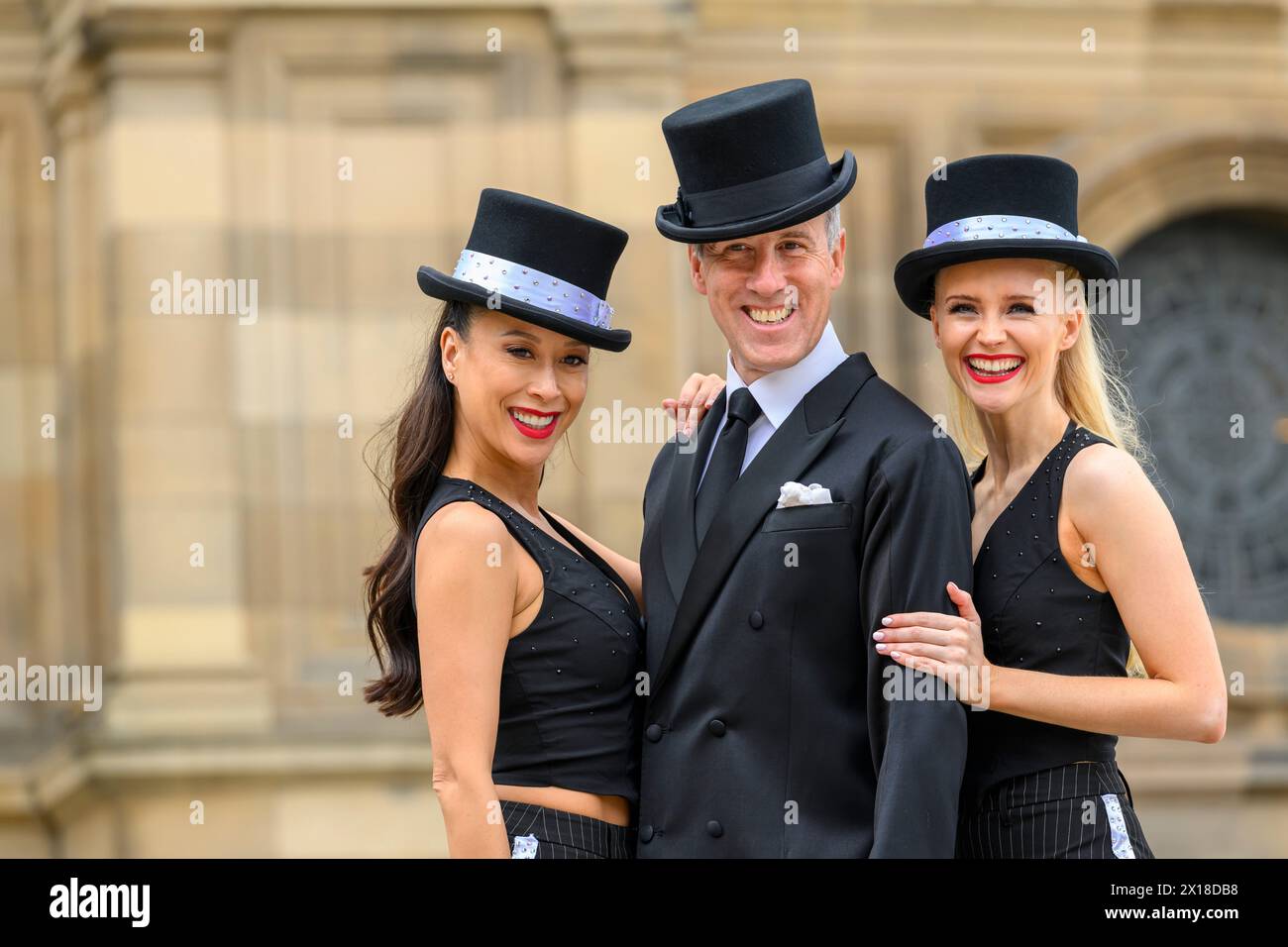 Légende : (DE GAUCHE À DROITE : Kelly Chow, Anton du Beke et Rosie Ward). Anton du Beke Foxtrots se fraye un chemin dans son Fringe Debut Show, 'un après-midi avec Anto Banque D'Images