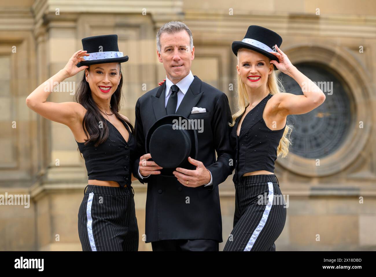 Légende : (DE GAUCHE À DROITE : Kelly Chow, Anton du Beke et Rosie Ward). Anton du Beke Foxtrots se fraye un chemin dans son Fringe Debut Show, 'un après-midi avec Anto Banque D'Images