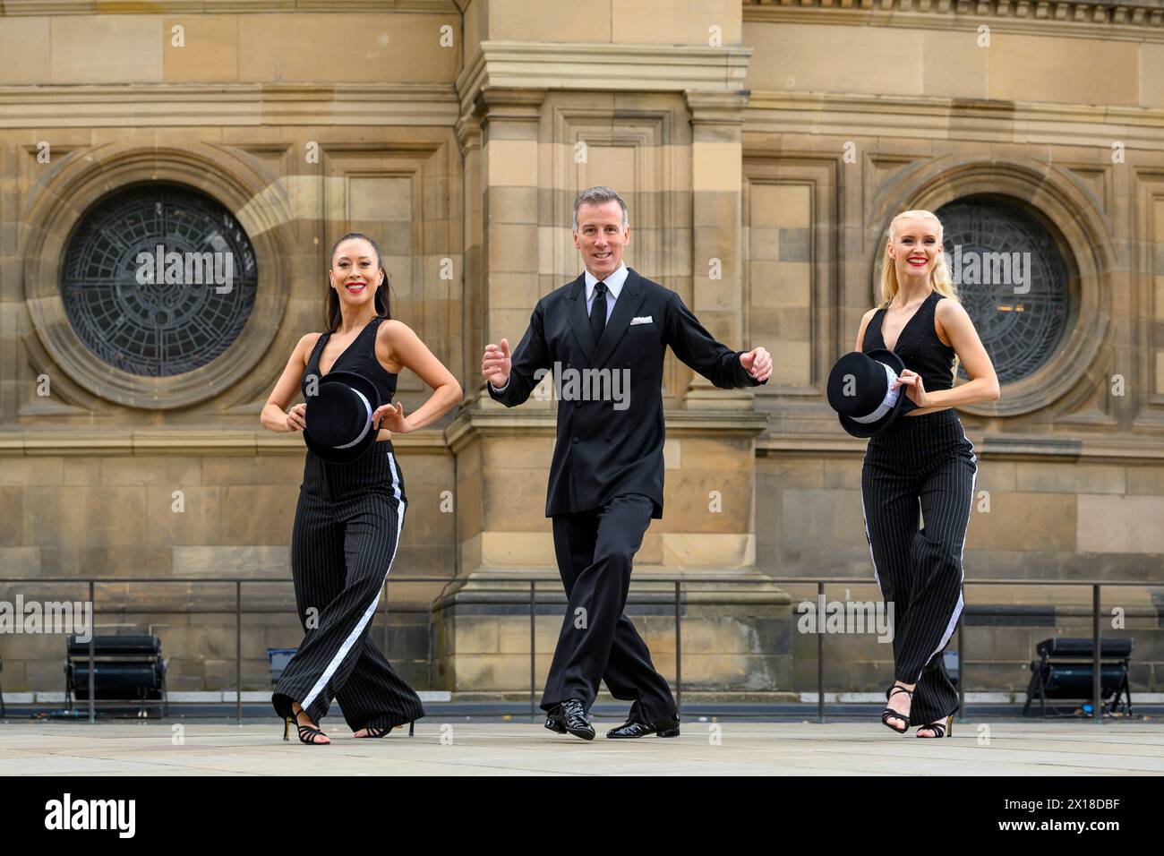 Légende : (DE GAUCHE À DROITE : Kelly Chow, Anton du Beke et Rosie Ward). Anton du Beke Foxtrots se fraye un chemin dans son Fringe Debut Show, 'un après-midi avec Anto Banque D'Images