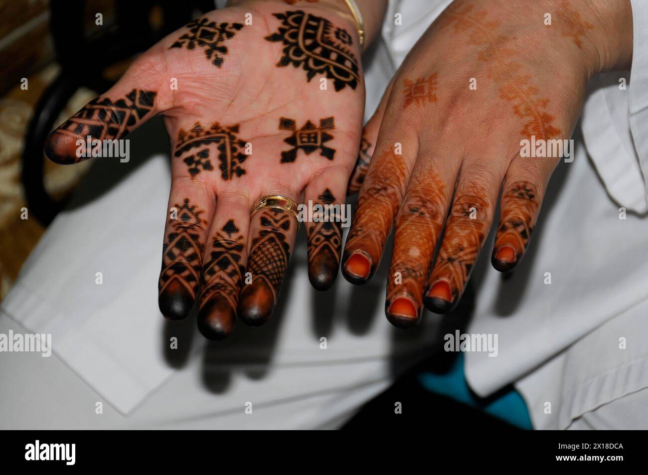Marrakech, mains avec des peintures détaillées au henné dans le cadre d'une tradition festive, Marrakech, Maroc Banque D'Images