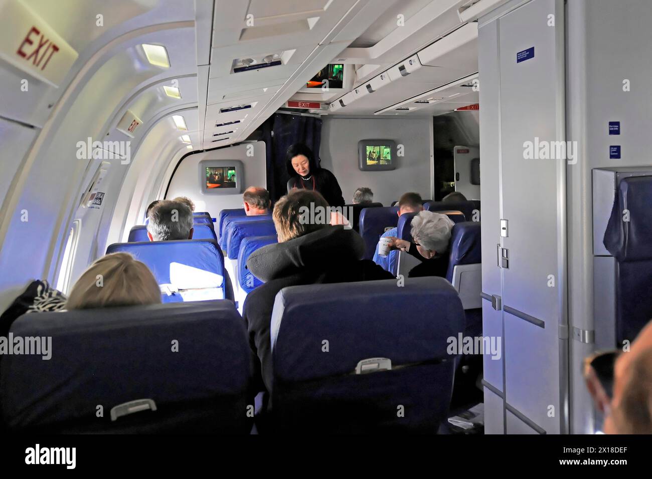 Vue dans une cabine d'avion avec des passagers et un agent de bord, Nicaragua, Amérique centrale, Amérique centrale Banque D'Images