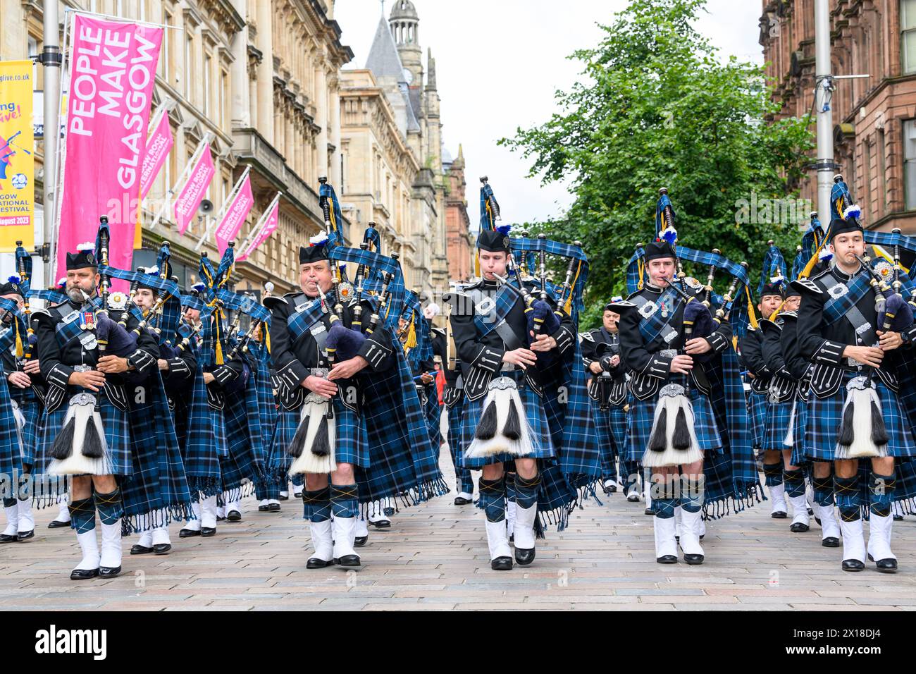 Les pipers et les tambours du Royal Edinburgh Military Tattoo se produisent dans la rue Buchanan à Glasgow lors du festival Piping Live, Glasgow, Écosse, Royaume-Uni Banque D'Images