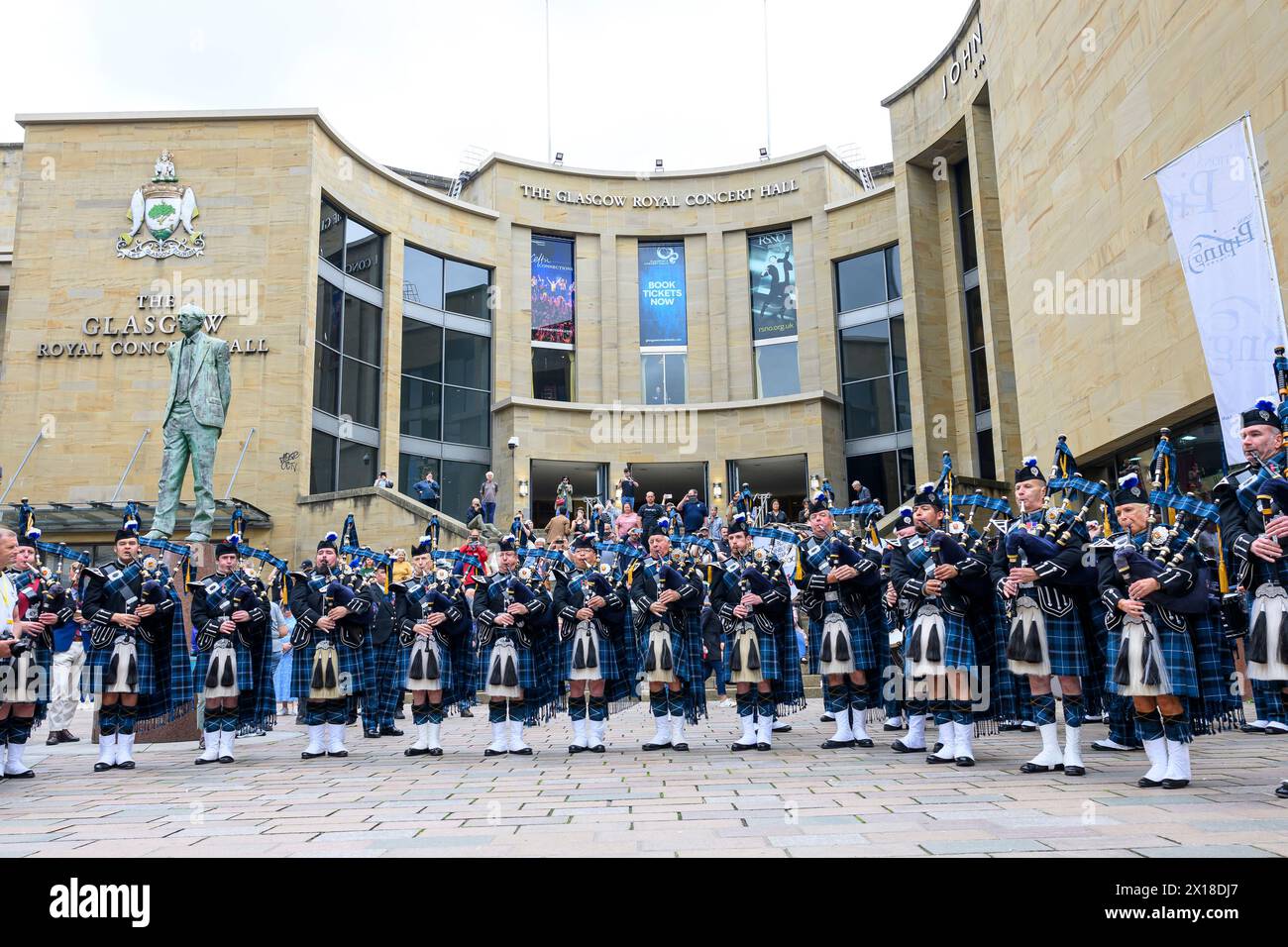 Les pipers et les tambours du Royal Edinburgh Military Tattoo se produisent dans la rue Buchanan à Glasgow lors du festival Piping Live, Glasgow, Écosse, Royaume-Uni Banque D'Images