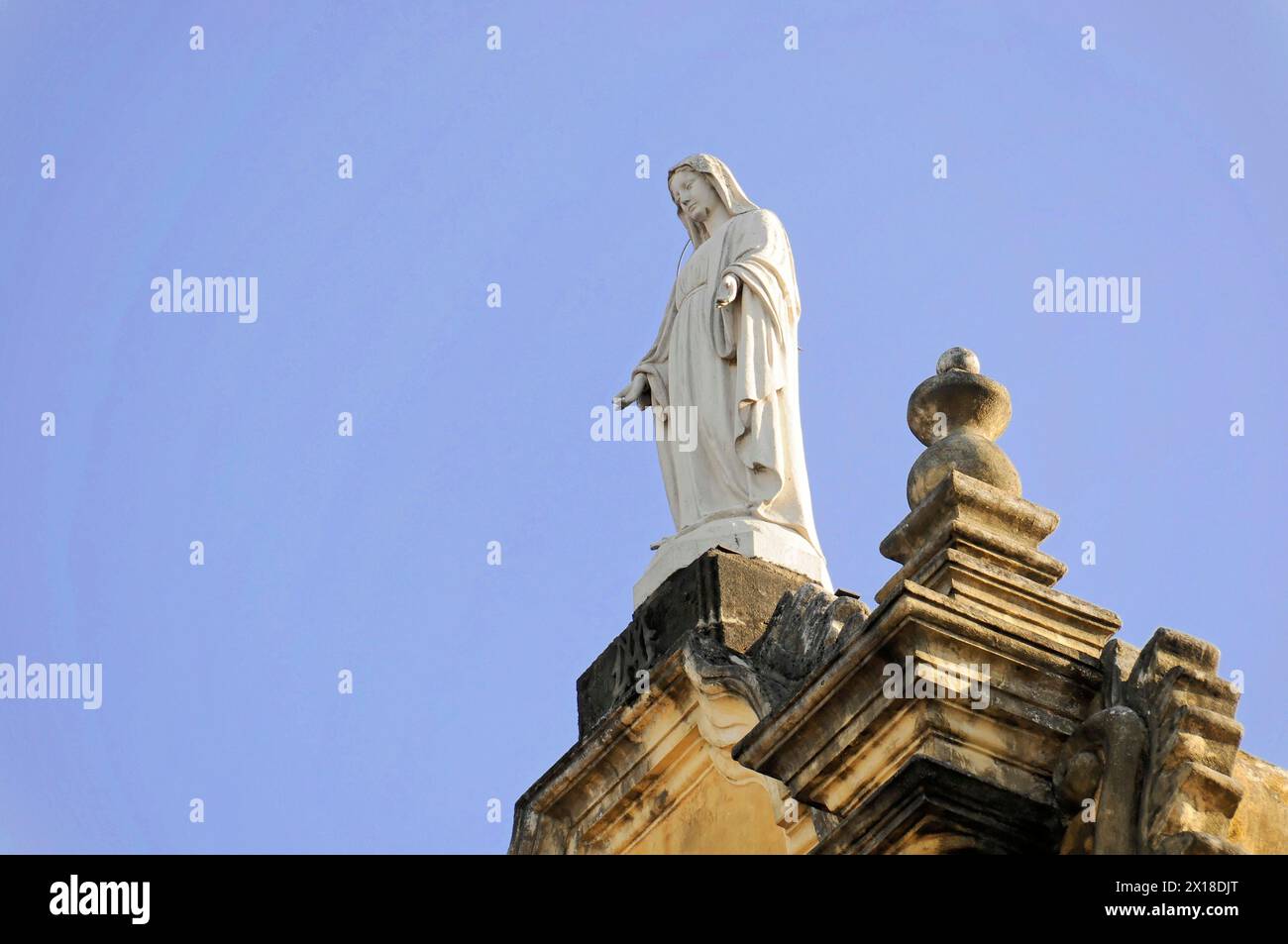 Église la Recoleccion, 1786, Léon, Nicaragua, statue blanche du Christ devant un ciel bleu clair, Amérique centrale, Amérique centrale Banque D'Images