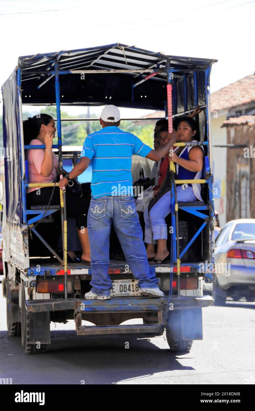 Leon, Nicaragua, gens dans un camion ouvert servant de moyen de transport sous un ciel bleu, Amérique centrale, Amérique centrale Banque D'Images