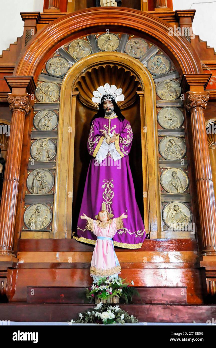 Église El Calvario, Léon, Nicaragua, statue religieuse de Jésus dans une robe violette avec décoration dorée dans une niche, Amérique centrale, Amérique centrale Banque D'Images