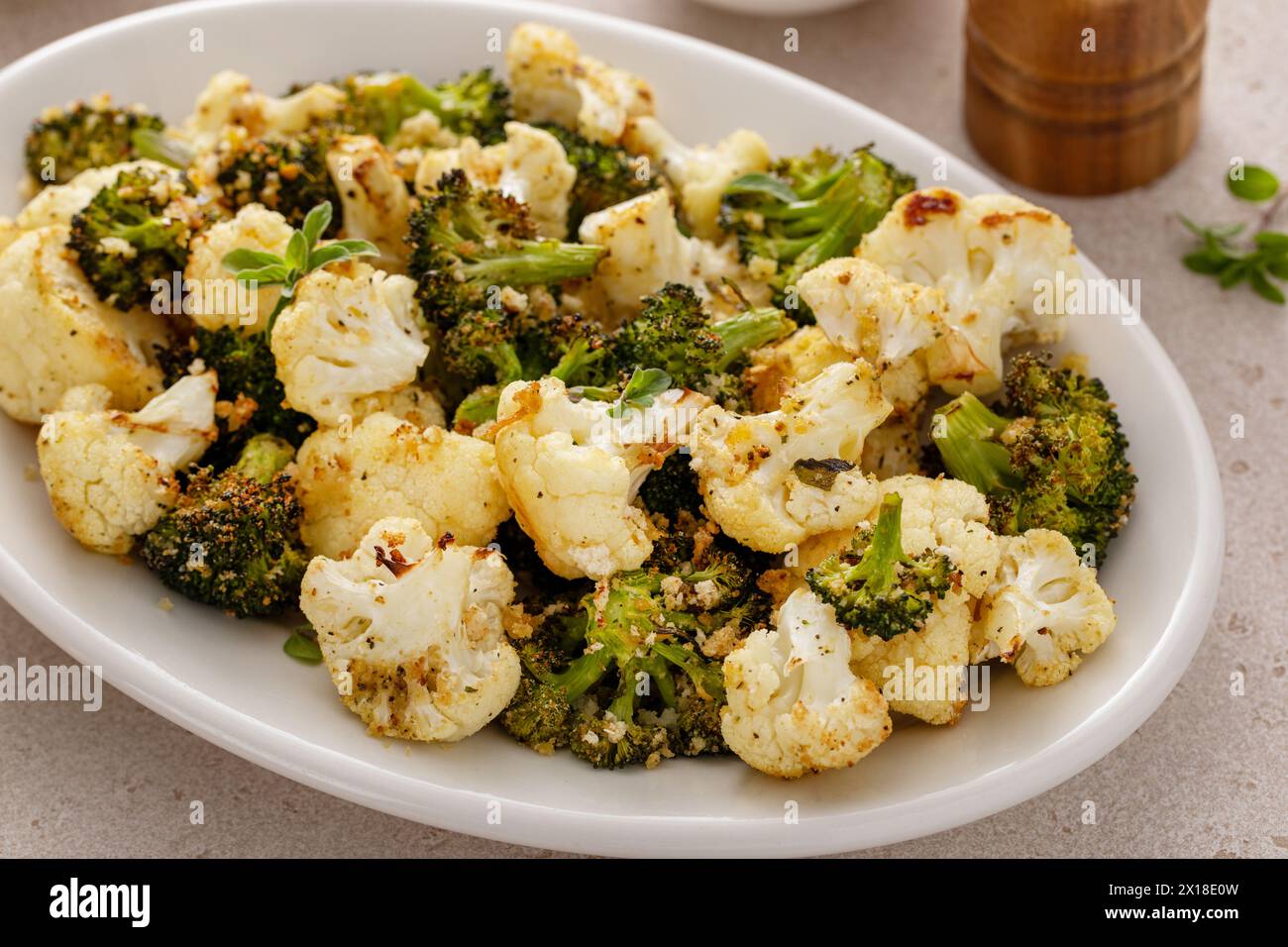 Chou-fleur rôti et brocoli sur une assiette de service, idée de plat d'accompagnement végétal sain Banque D'Images