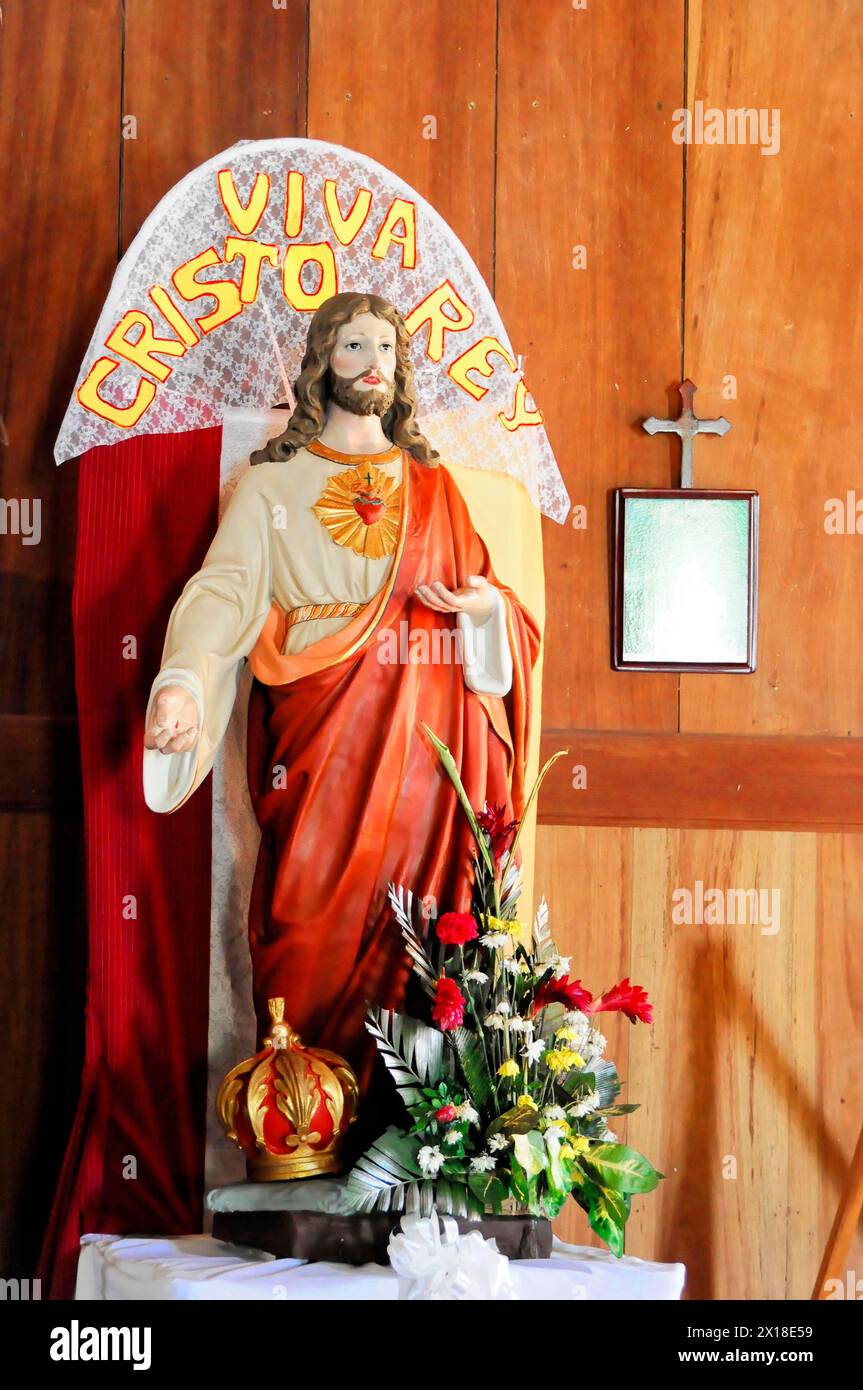 Église de San Juan del sur, Nicaragua, Amérique centrale, Statue de Jésus-Christ avec son cœur exposé, entouré de fleurs, Amérique centrale Banque D'Images