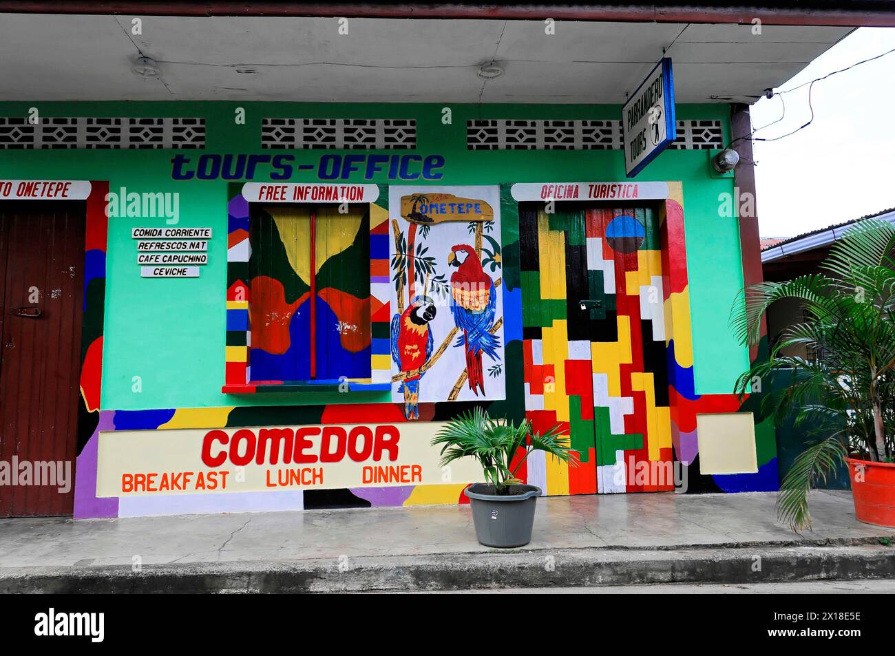 Île d'Ometepe, Nicaragua, mur peint d'un office de tourisme avec des motifs tropicaux et des perroquets colorés, Amérique centrale, Amérique centrale Banque D'Images