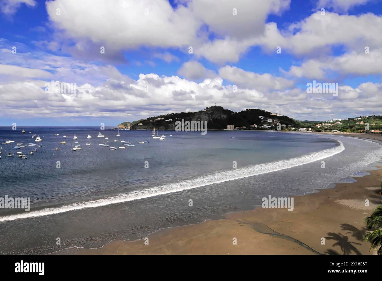 San Juan del sur, Nicaragua, Une baie paisible avec une plage et des yachts nichée dans un littoral verdoyant, Amérique centrale, Amérique centrale Banque D'Images