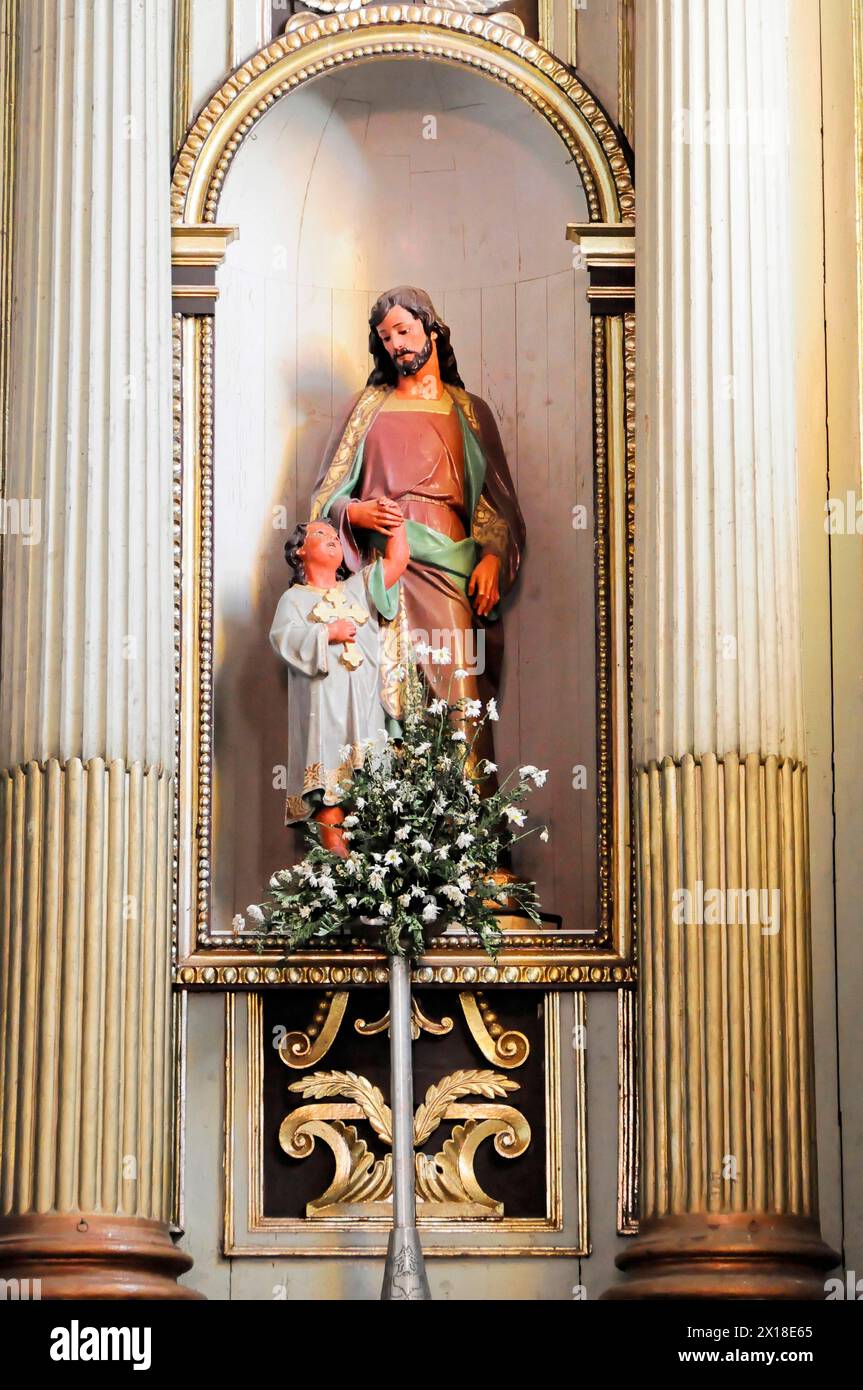 Église El Calvario, Léon, Nicaragua, Statue de Jésus avec un enfant sur un piédestal richement décoré entre les colonnes, Amérique centrale, Amérique centrale Banque D'Images