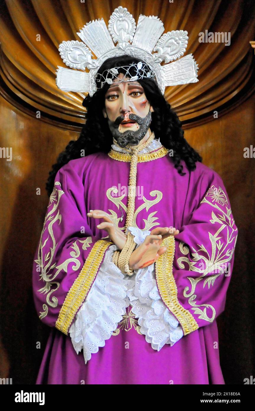 Gros plan d'une statue de Jésus avec un visage affecté et des vêtements et une couronne élaborés, Nicaragua, Amérique centrale, Amérique centrale Banque D'Images