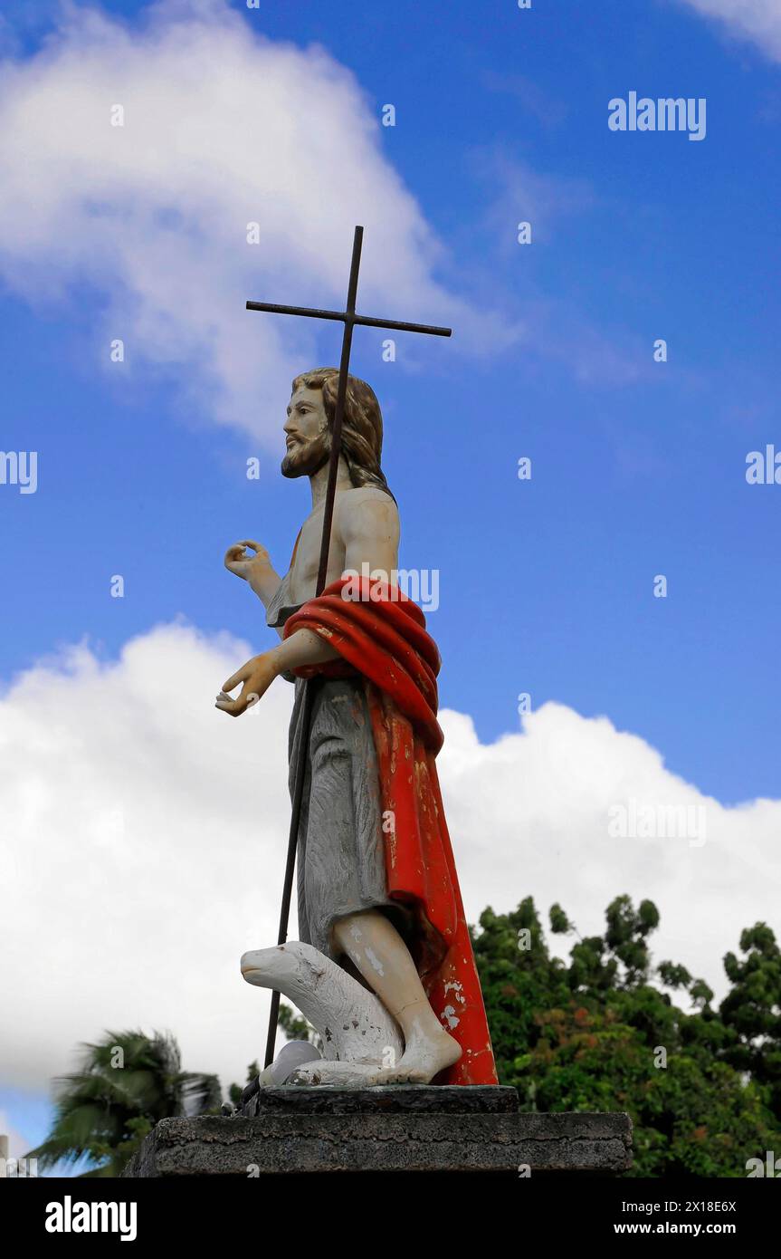 Église de San Juan del sur, Nicaragua, Amérique centrale, Statue de Jésus-Christ avec une croix devant un ciel bleu avec des nuages, Amérique centrale Banque D'Images